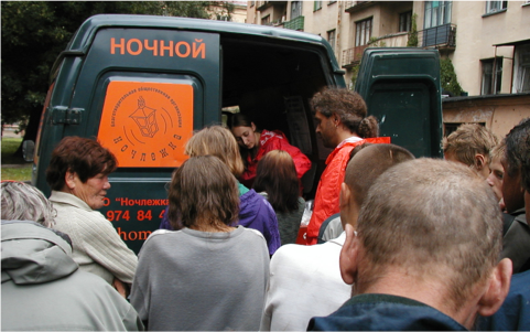 Distribution of food from the first Nochlezhka Night Bus